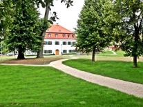 Schlossgarten Mauern mit Sicht auf das Schloss