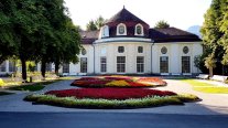 Blick auf Rotunde mit Beet im Königlichen Kurgarten Bad Reichenhall