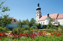Klostergarten mit Kirche im Hintergrund