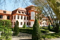 Blick über formierte Gehölze und Hecken auf das Eichstätter Schloss