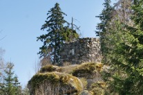 Romantische Ruine auf einem Felsen