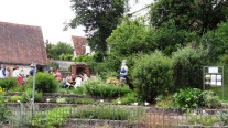 Führung einer Gruppe im Kräutergarten Martin Bauer