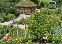 Blick auf Kreislehrgarten, Beete und Gartenpavillon