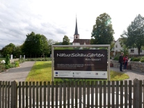 Eingang NaturSchauGarten mit Eingangsschild