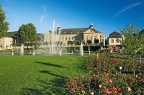 Kurgarten Bad Kissingen mit Gebäuden, Springbrunnen und Beeten