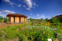 Blick auf Pavillon am Teich im Naturerlebnisgarten Waldsassen