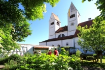 Steingadener Klostergarten mit Kirche im Hintergrund