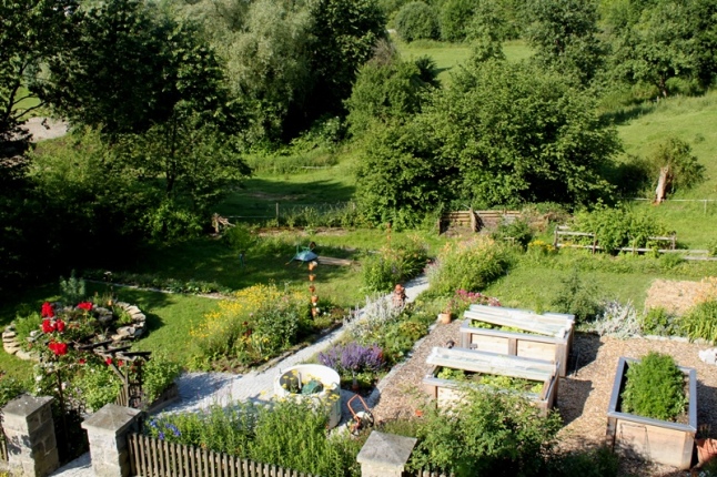 Blick von oben auf den Gemüsegarten