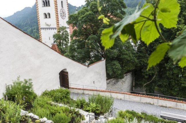 Blick nach unten auf die Terrassengärten am Schloss