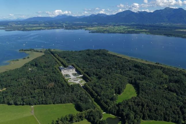 Luftbildaufnahme von Schloss und Insel Herrenchiemsee