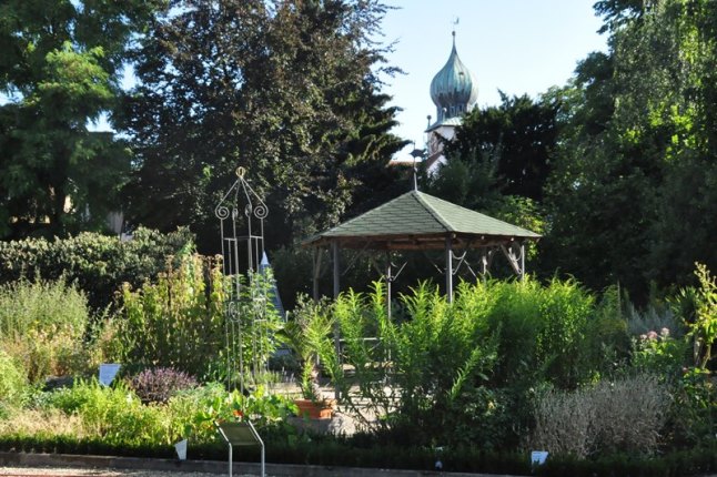 Neuburger Kräutergarten mit Pavillon