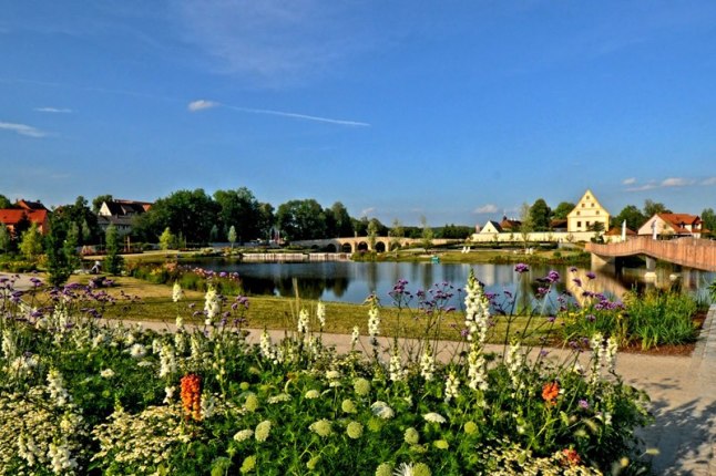 Impression vom Fischhofpark in Tirschenreut, Staudenbeete und See