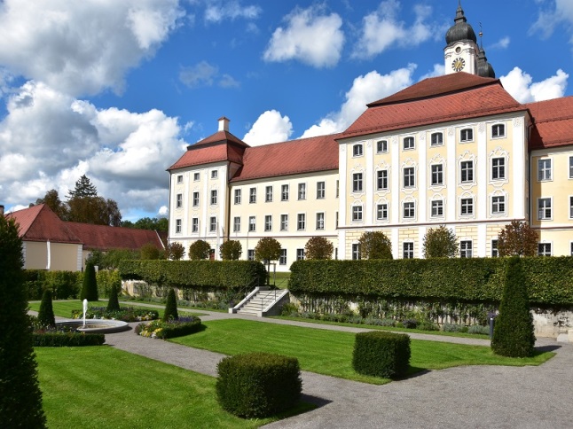 Blick auf Gartenanlagen vor Freitreppe zum Klostergebäude