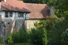 Blick auf den Herrrengraben in Iphofen mit Stadtmauer und Häusern