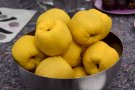 Eine silberne Schale mit gelben Apfelquitten