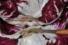 Beim Radicchio werden einzelne Blätter weggeschnitten.