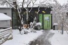 Weg vor einem Haus von Schnee befreit