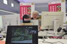 Frau sitz hinter Laptop und Kamera