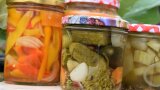 Verschiedenes Sommergemüse in Gläsern eingemacht