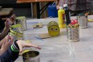 Kinder basteln und bemalen Metalldosen