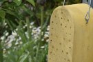 gelbe Stein-Nisthilfe für Wildbienen