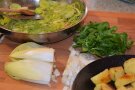 Lauch, Chicoree, Feldsalat und Kartoffeln als Mahlzeit zubereitet.