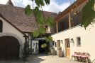 Innenhof im Weingut Ilmbacher Hof mit Blick auf die Karthäuser Scheune