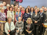 Gruppenbild der Teilnehmerinnen und Teilnehmer im Vortragssaal.