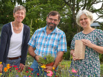 Christine Scherer, Gottfried Röll und Isolde Keil-Vierheilig im Garten.