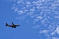 Flugzeug am Wolkenhimmel