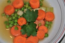bunte Gemüsesuppe mit Möhren