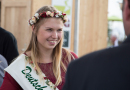Deutsche Blumenfee Lisa Bartels lächelt in die Kamera