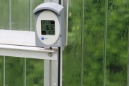 digitales Thermometer im Kleingewächshaus
