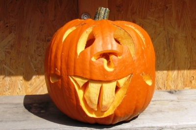 Dekoratives Kürbis-Gesicht für Halloween