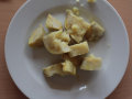 Süßkartoffeln in Würfel geschnitten auf dem Teller für die Verkostung