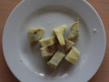 Würfelgeschnittene Süßkartoffeln auf dem Teller für die Verkostung