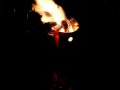 Ein brennender Behälter mit Briketts in der Nacht