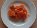 Orangefarbener Süßkartoffelstücke auf dem Teller für die Verkostung