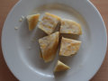 Gelbliche Süßkartoffelstücke auf dem Teller für die Verkostung