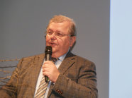 Olaf Schmitt bei seinem Vortrag auf der Bühne.