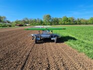 Der solarbetriebene Feldroboter FarmDroid FD20 unterstützt bei der Aussaat und beim Beikrautjäten.