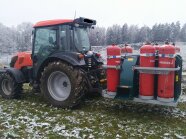 Frostbuster am Schlepper angehängt. Auf dem Gerät befinden sich Gasflaschen und Auslassgebläse.