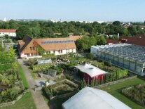 Der Bamberger Versuchsbetrieb aus der Luft mit den Mustergärten im Vordergrund 