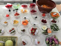 Obst und Gemüsefrüchte in Glasschale gefüllt mit Etikettenschild auf dem Tisch