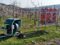 Gerät mit Flaschenhalter in einer Aprikosenanlage