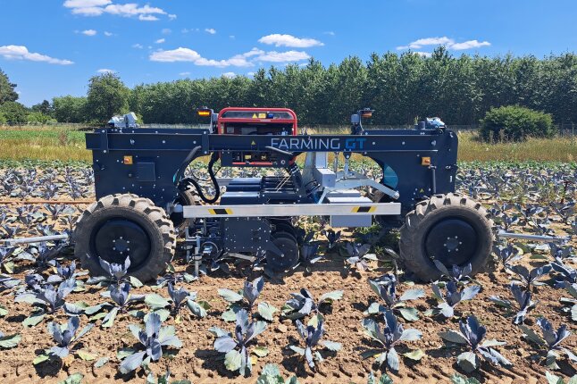 Der Hackroboter Farming GT ist in Aktion zu sehen.