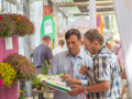 Ein Besucher der Veranstaltung im Gespräch mit einem Händler am Stand