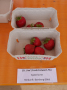 In einer Schale mit den Erdbeeren und davor steht ein Etikett mit dem Sortenname Jive