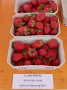 In einer Schale mit den Erdbeeren und davor steht ein Etikett mit dem Sortenname Joly