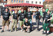 Gruppenbild der Studierenden mit Flügeln auf dem Rücken auf dem Würzburger Marktplatz